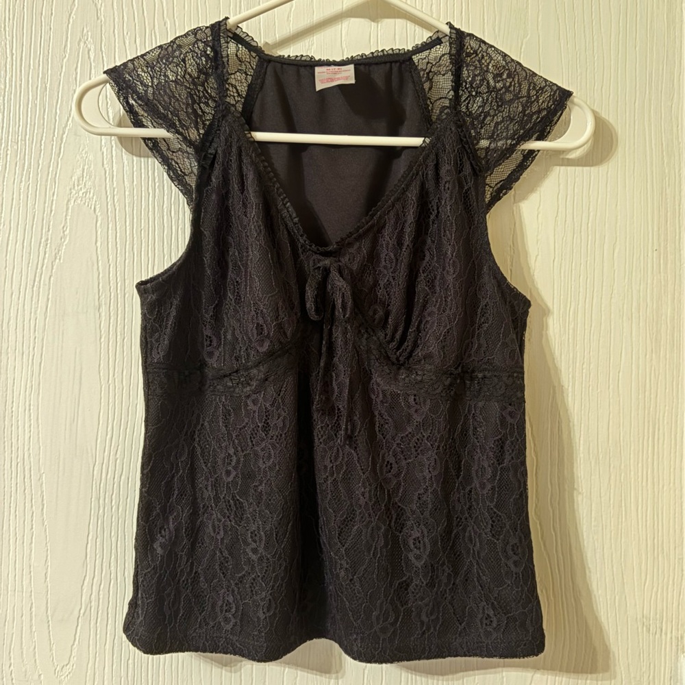Cute Lace 2000’s-inspired Sleeveless Tops in Black and White